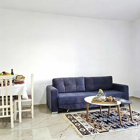 One Bedroom In - 001 - Happy