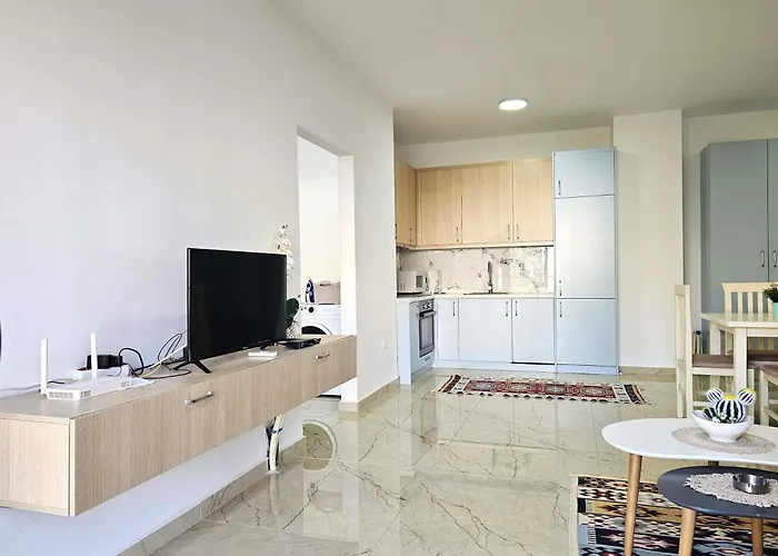 One Bedroom In - 001 - Happy